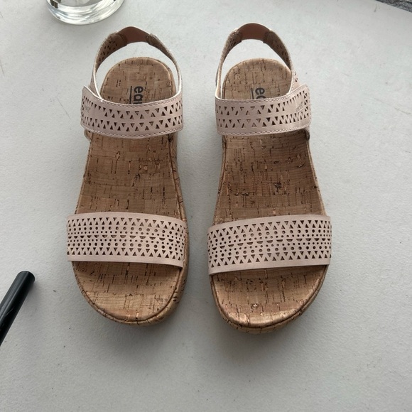 Earth Shoes - Earth Women's laser cut strap tan/beige Estella Sandals size 8.5